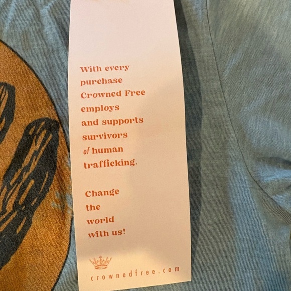 đź‘‘CROWNED Free - fear less Tee - Picture 6 of 7